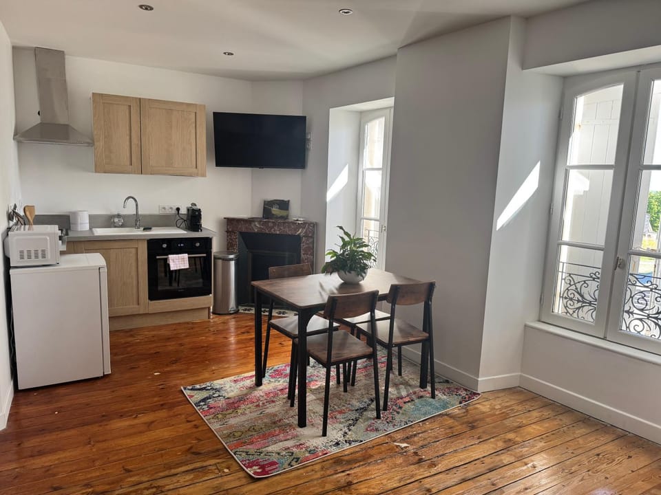 Kitchen or kitchenette, Dining area, oven, stove