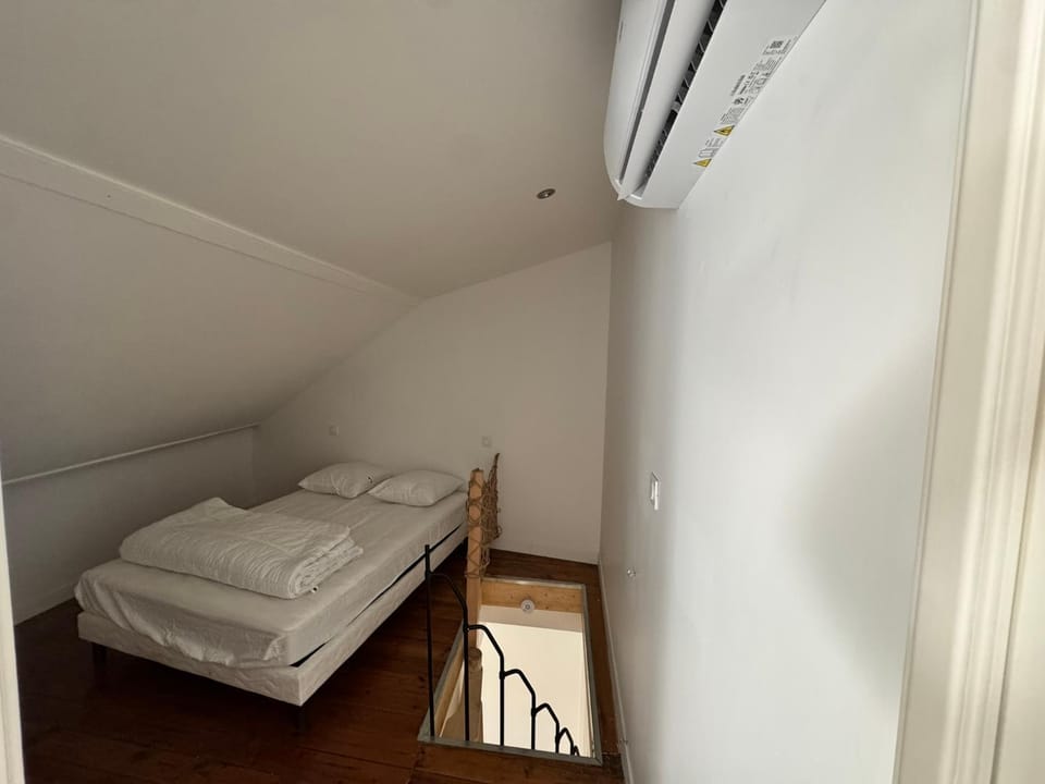 STUDIO 2 face au donjon Apartment in Nouvelle-Aquitaine