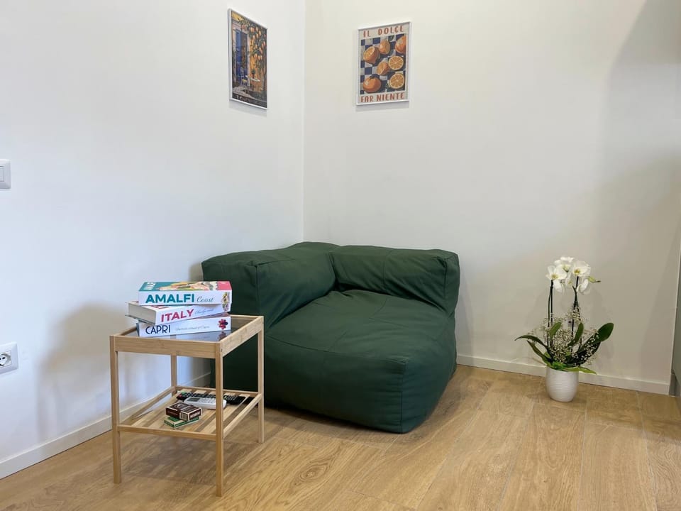 Communal lounge/ TV room, Kitchen or kitchenette, Living room, Seating area, Floor plan