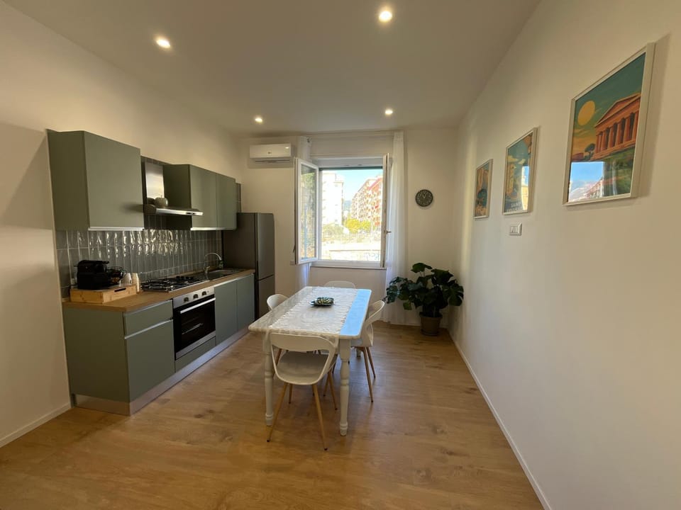 Communal lounge/ TV room, Living room, Photo of the whole room, Seating area, Floor plan, Communal kitchen, Entertainment, internet, stove