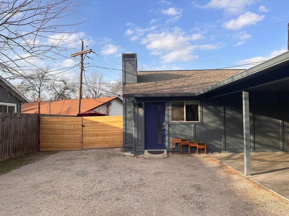 Royal Retreat - Cozy Luxe 2BR Near Downtown Apartment in Austin