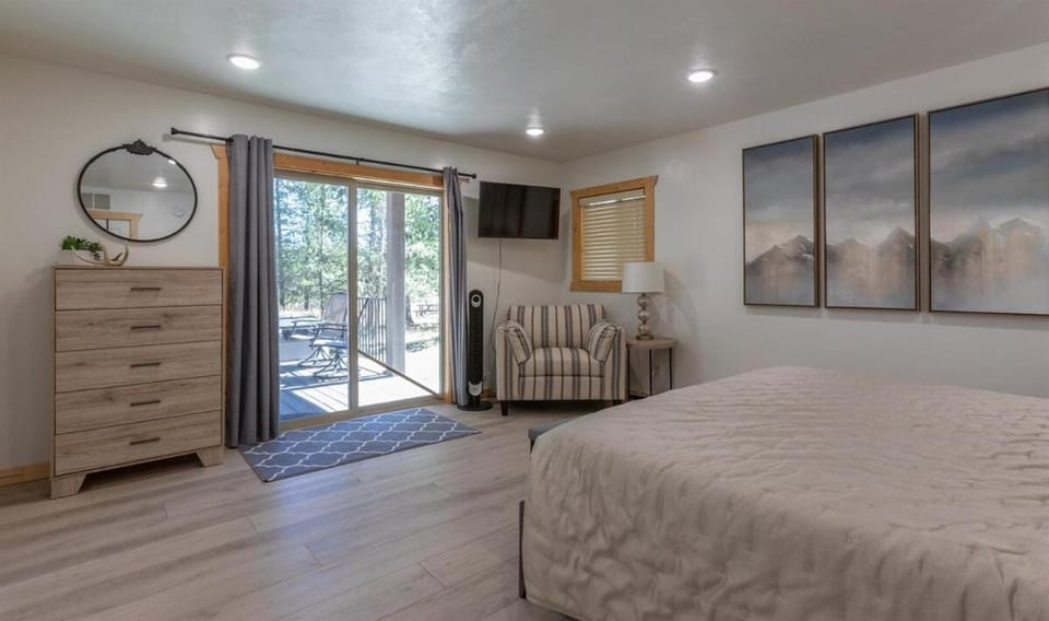 Bed, TV and multimedia, Seating area, Bedroom