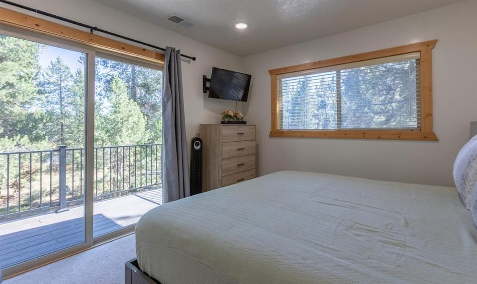 Bed, TV and multimedia, Bedroom