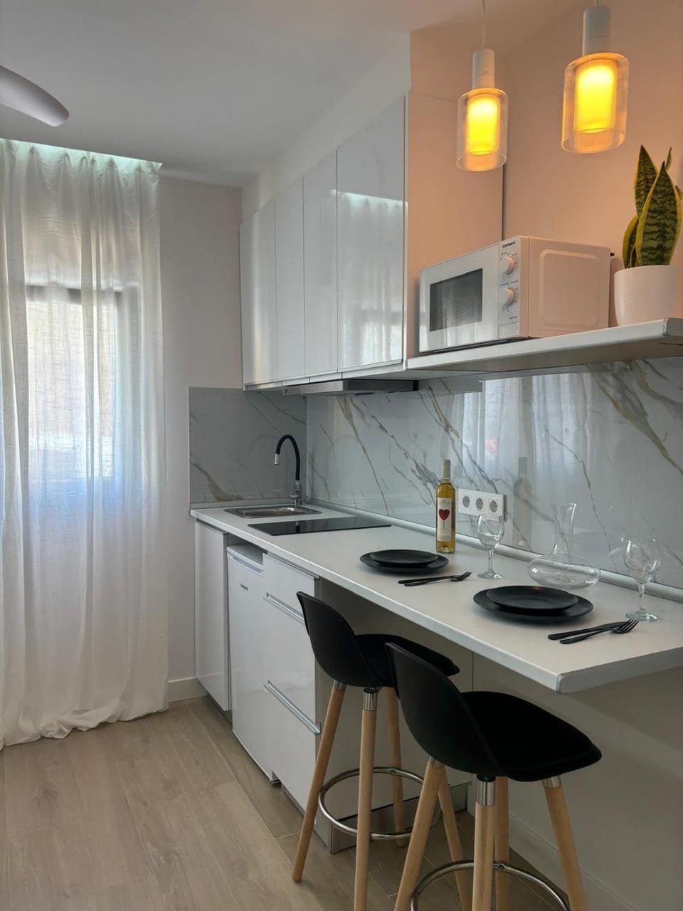 Kitchen or kitchenette, Dining area