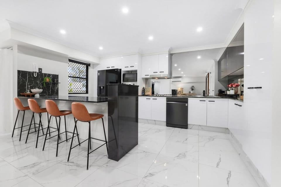 Coffee/tea facilities, Kitchen or kitchenette, dishwasher, oven, stove, toaster