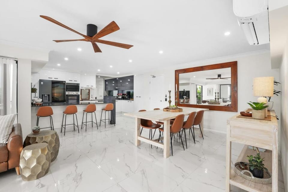 Kitchen or kitchenette, Seating area, Dining area