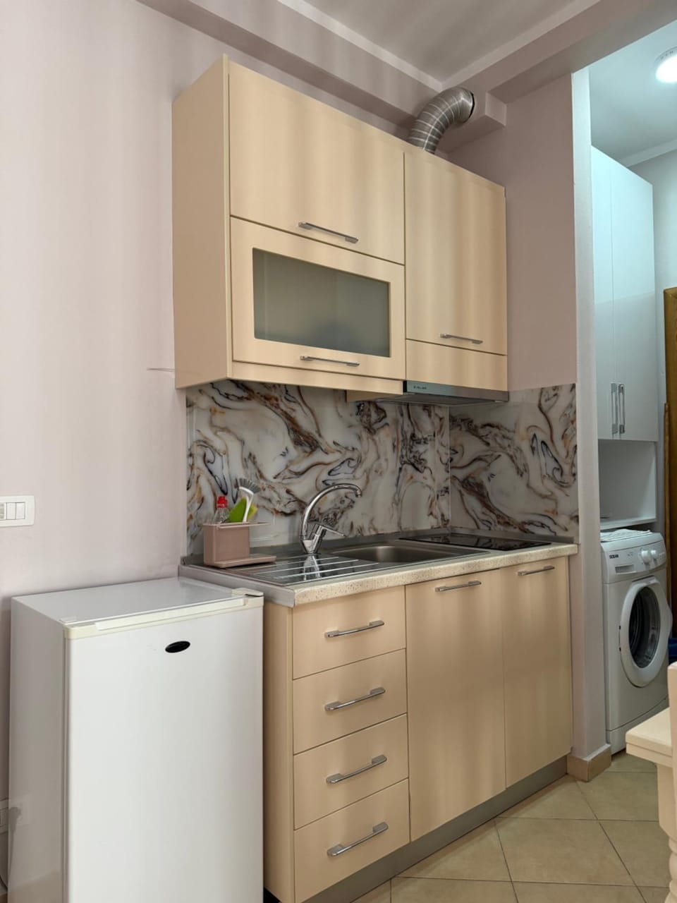 Kitchen or kitchenette, minibar, oven, washing machine