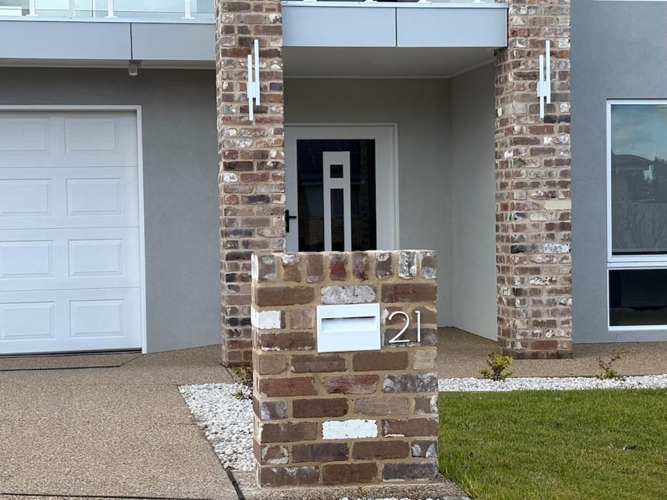 Samson Sleeps 10 House in North Wagga Wagga