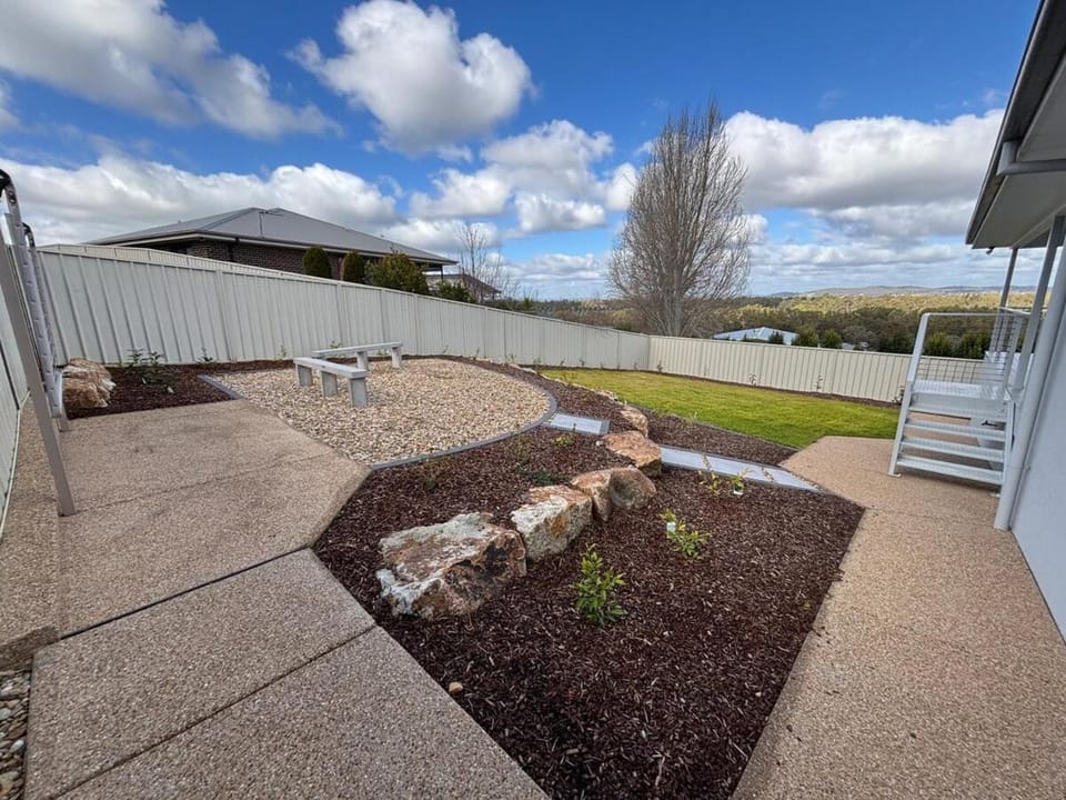 Samson Sleeps 10 House in North Wagga Wagga