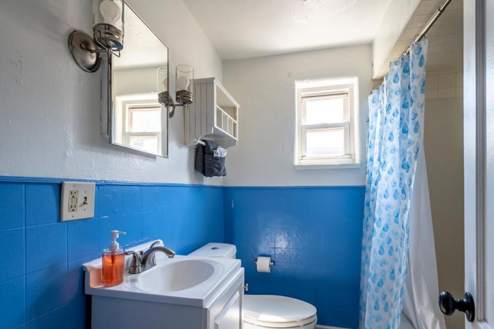 Cozy 2BR Retreat with Workspace - Washer and Dryer Apartment in Kettering