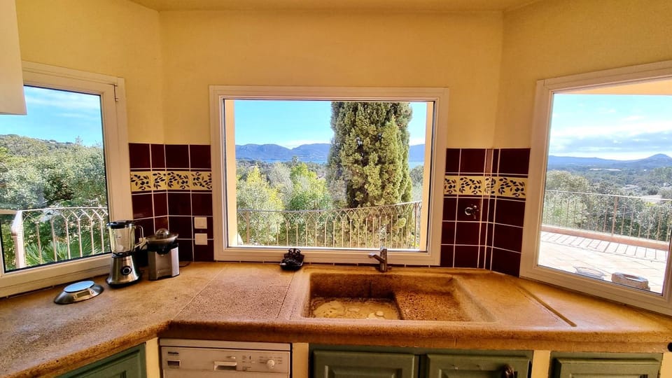 CASA 'LLU PILOTA - Grand appartement dans villa plein sud vue mer - Large apartment in a south-facing villa with sea view Apartment in Porto-Vecchio
