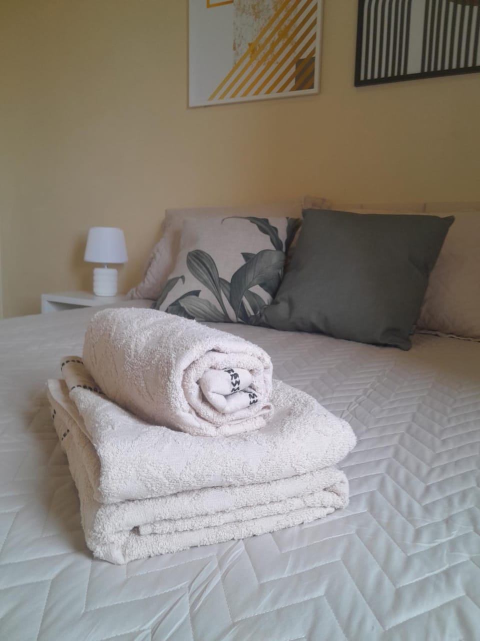 Bed, Bedroom, towels