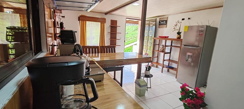 Kitchen or kitchenette, Dining area, minibar