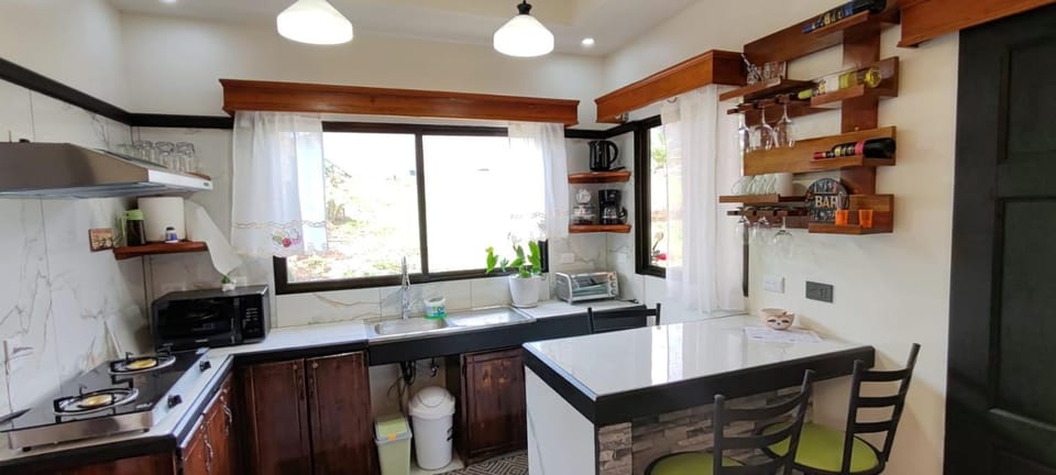 Kitchen or kitchenette, Dining area, minibar, stove