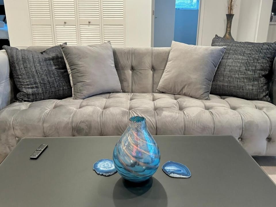 Corner 2 Bedroom 2 Bath Condo with Balcony and Parking Apartment hotel in Los Angeles