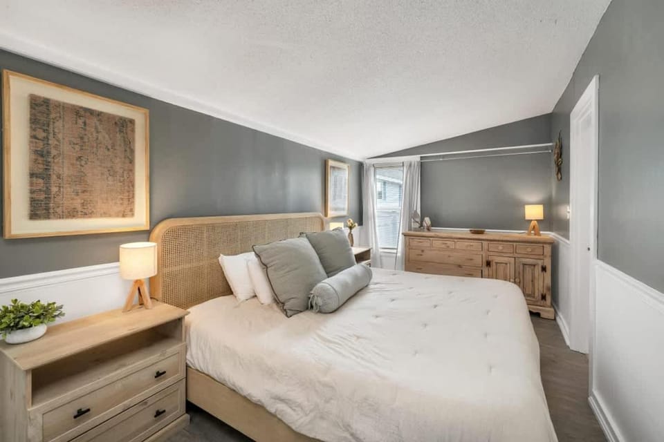 The Whale Spout - King bed and close to the Beach Apartment in Hampton Beach