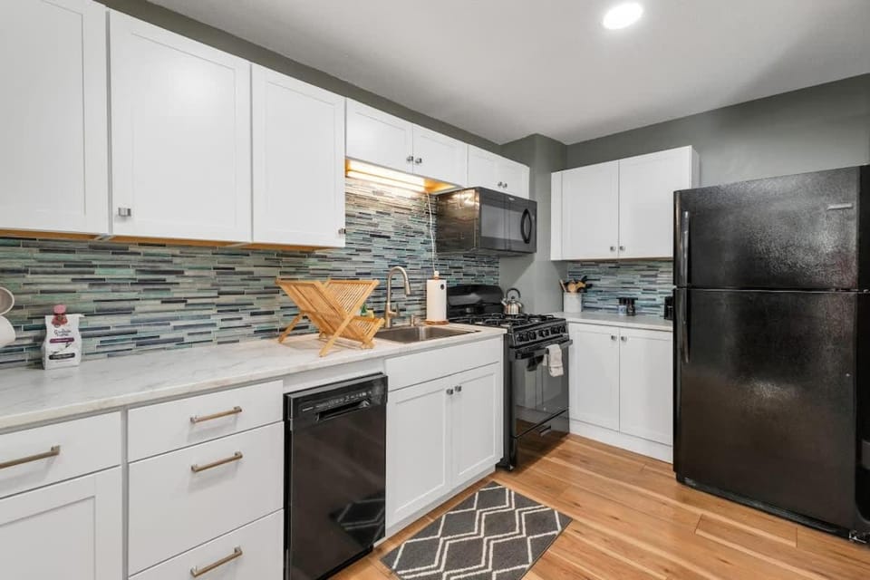 The Whale Spout - King bed and close to the Beach Apartment in Hampton Beach