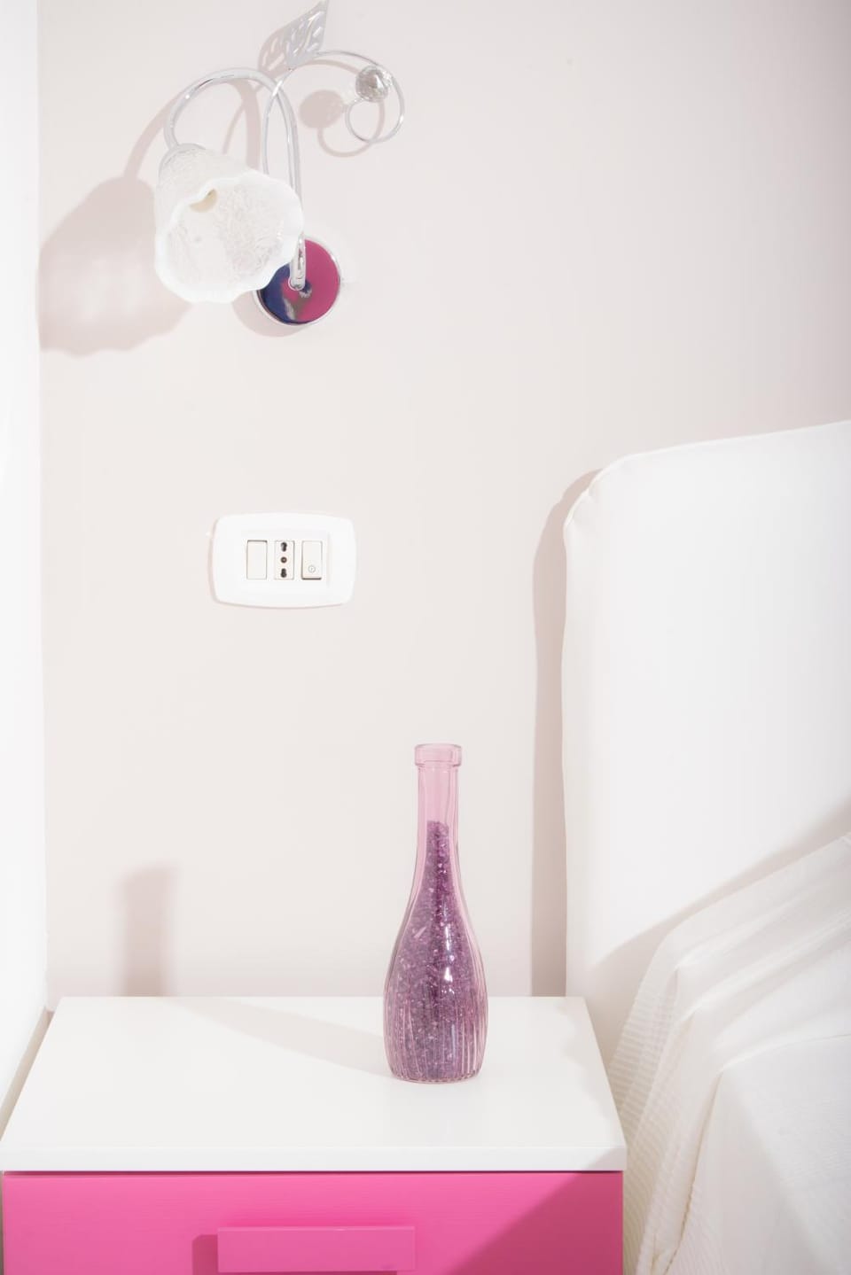 Photo of the whole room, Decorative detail