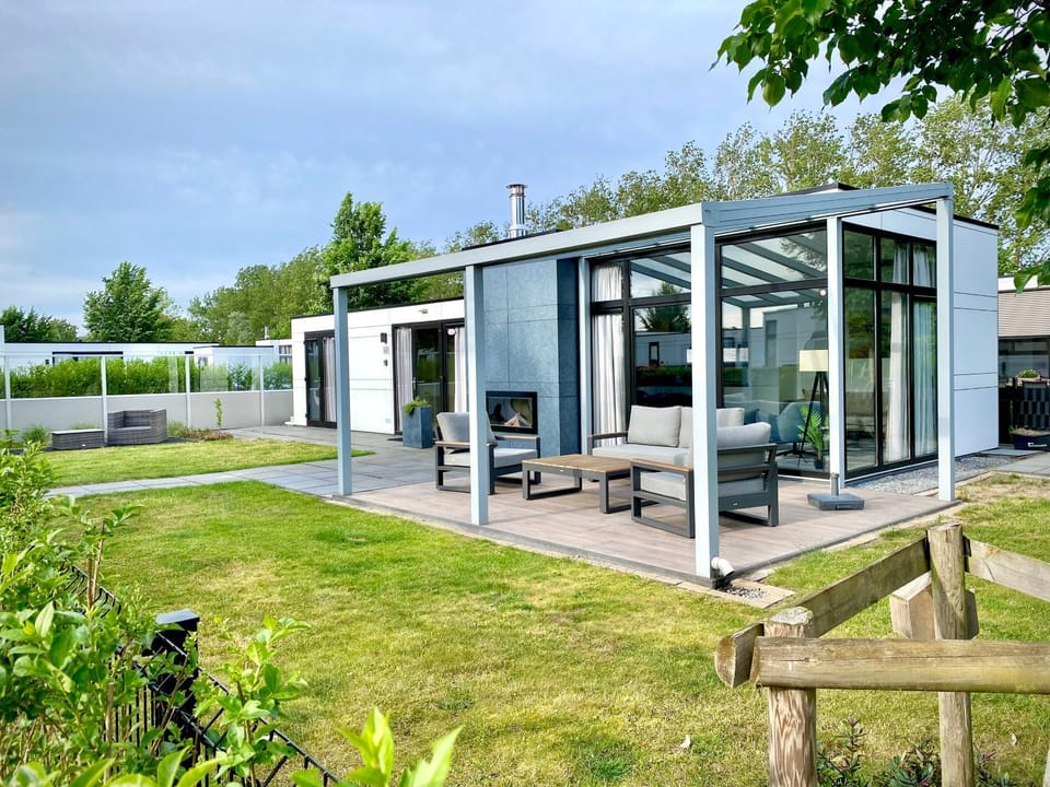 Breskens Chalet Duingras mit Zaun & Windschutz Nr B125 House in Zeeland, Netherlands