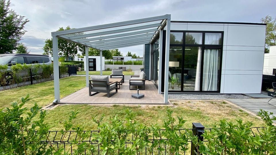 Breskens Chalet Duingras mit Zaun & Windschutz Nr B125 House in Zeeland, Netherlands