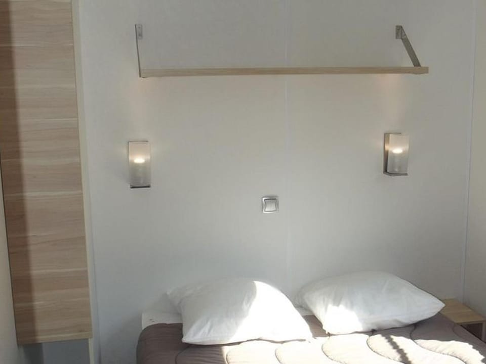 Mobil home confortable avec terrasse - API-1-52-217 Campground/ 
RV Resort in Auvergne-Rhône-Alpes