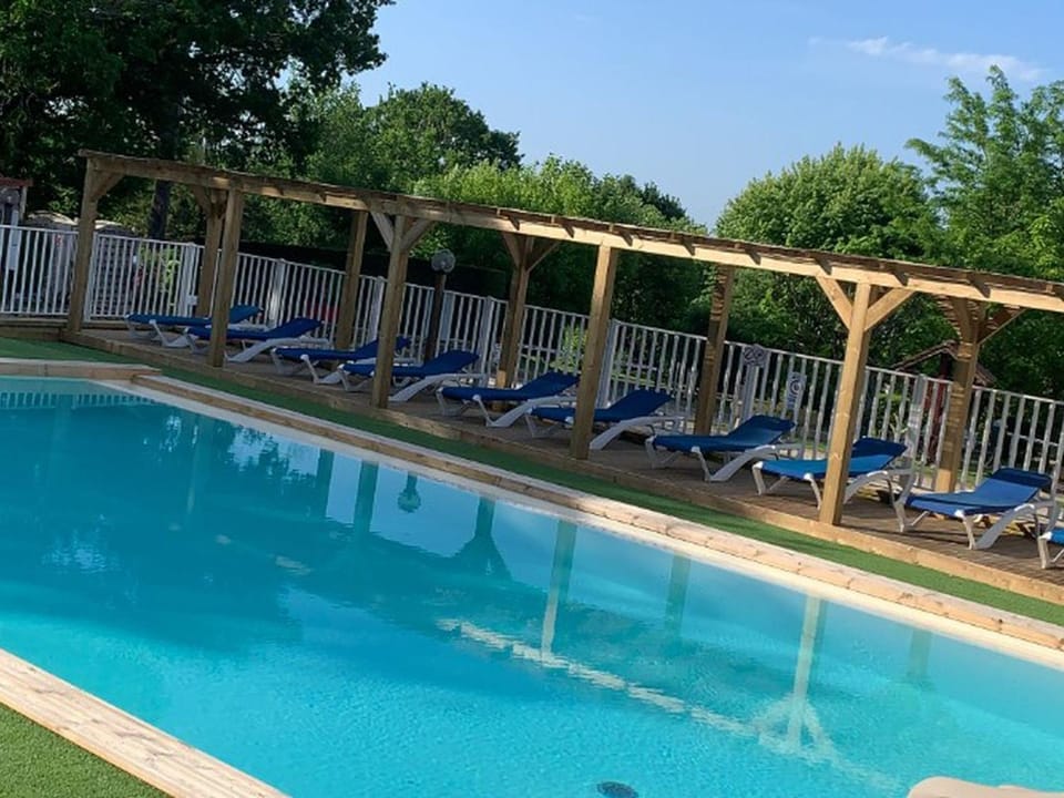 Mobil-home 3 chambres avec terrasse à Limeuil - API-1-52-281 Campground/ 
RV Resort in Occitanie