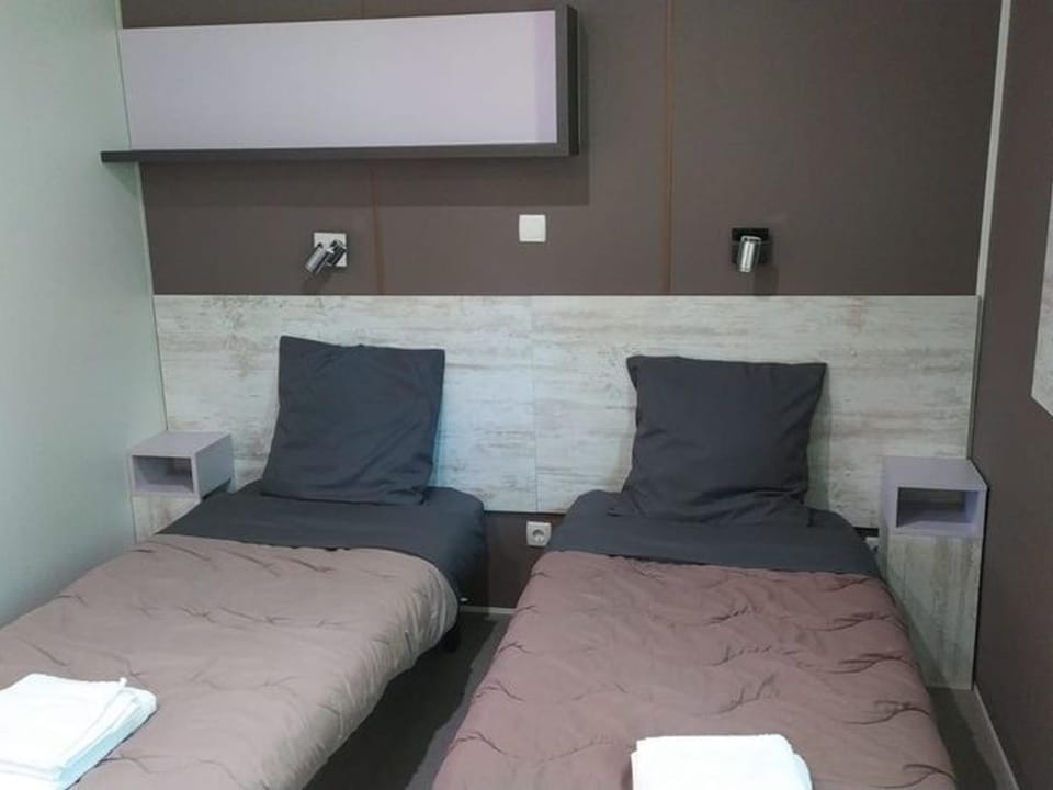 Mobil-home confortable avec terrasse pour 5 pers. - API-1-52-459 Campground/ 
RV Resort in Provence-Alpes-Côte d'Azur