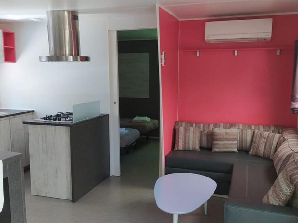 Mobil-home confortable avec terrasse pour 5 pers. - API-1-52-459 Campground/ 
RV Resort in Provence-Alpes-Côte d'Azur