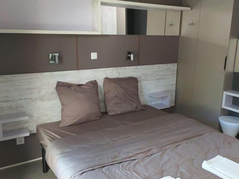Mobil-home confortable avec terrasse pour 5 pers. - API-1-52-459 Campground/ 
RV Resort in Provence-Alpes-Côte d'Azur
