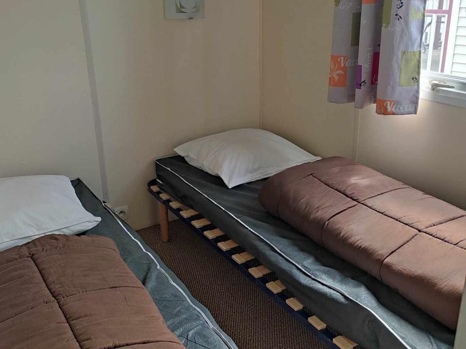 Mobil home avec terrasse pour 6 personnes à Anduze - API-1-52-450 Campground/ 
RV Resort in Occitanie