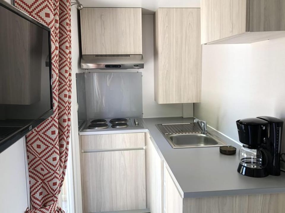 Mobil-home 4 pers avec terrasse au camping Les Tournesols - API-1-52-489 Campground/ 
RV Resort in Pays de la Loire