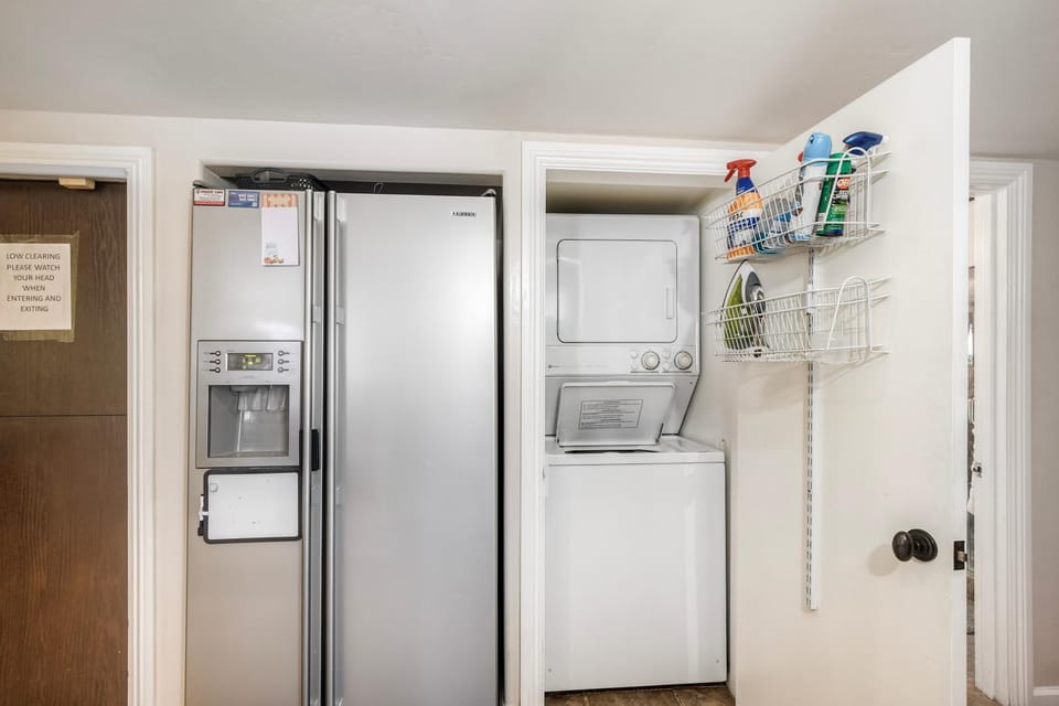 Oceanside Bungalow, Walk to Beach & Pier, Private Hot Tub, Beach Gear House in Oceanside