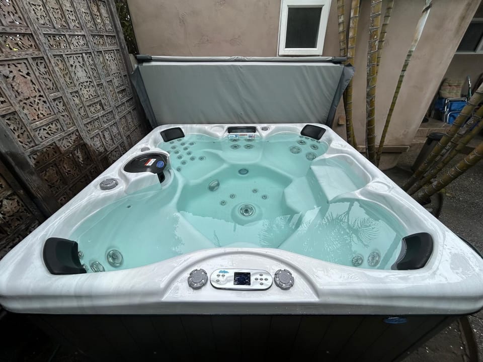 Hot Tub, Hot Tub