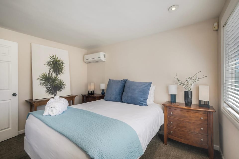 Oceanside Bungalow, Walk to Beach & Pier, Private Hot Tub, Beach Gear House in Oceanside