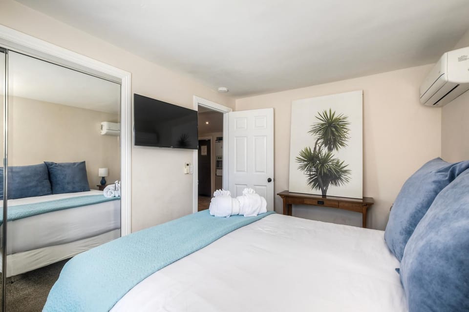 Oceanside Bungalow, Walk to Beach & Pier, Private Hot Tub, Beach Gear House in Oceanside