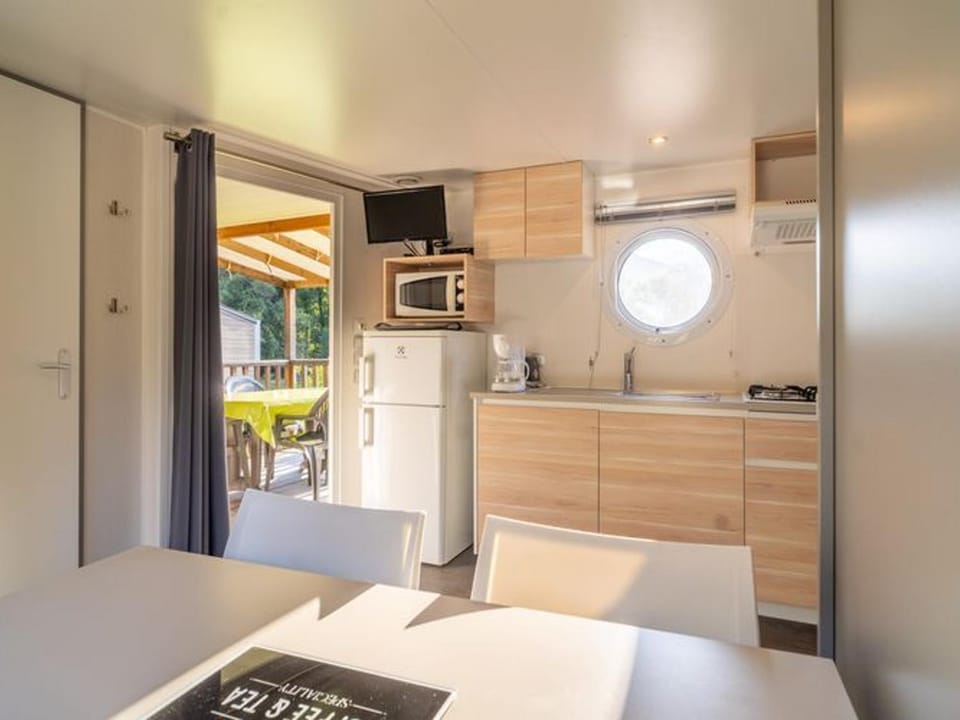 Mobil home avec Terrasse - 4 pers, 2 ch, Valbonnais - API-1-52-586 Campground/ 
RV Resort in Provence