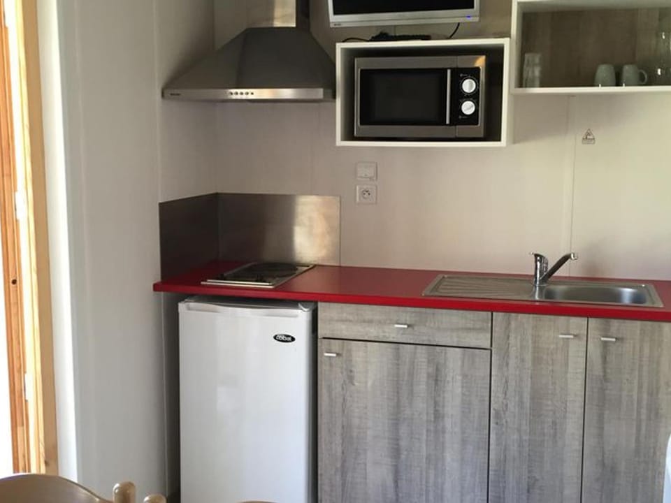 Chalet confortable avec terrasse pour 2 personnes - API-1-52-559 Campground/ 
RV Resort in Pays de la Loire