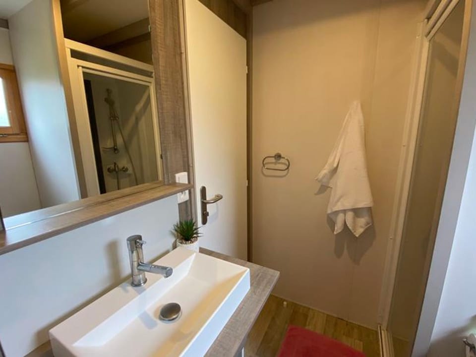 Chalet confortable avec terrasse pour 2 personnes - API-1-52-559 Campground/ 
RV Resort in Pays de la Loire