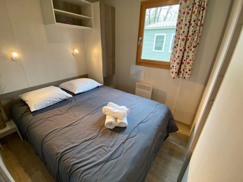 Chalet confortable avec terrasse pour 2 personnes - API-1-52-559 Campground/ 
RV Resort in Pays de la Loire