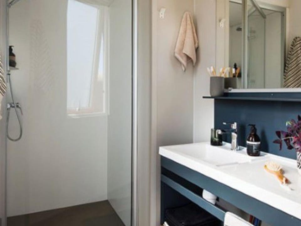 Mobil home avec Terrasse - 2 Chambres, Jusqu'à 5 Pers. - API-1-52-623 Campground/ 
RV Resort in Auvergne-Rhône-Alpes