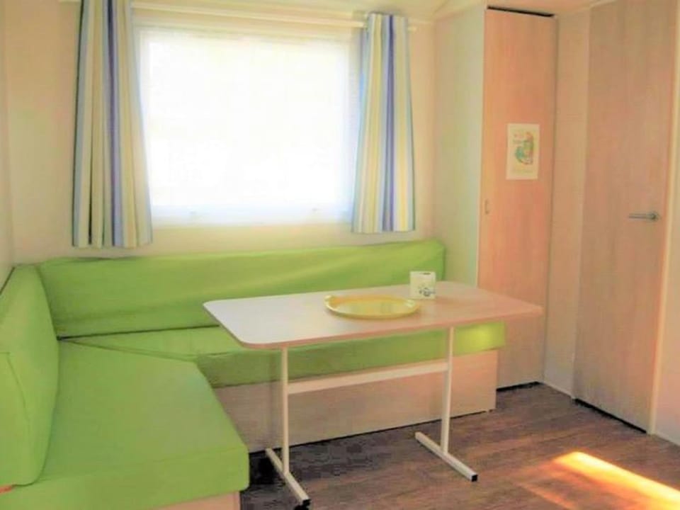 Mobil-home avec Terrasse à Lézignan-Corbières, 6 personnes - API-1-52-736 Campground/ 
RV Resort in Occitanie