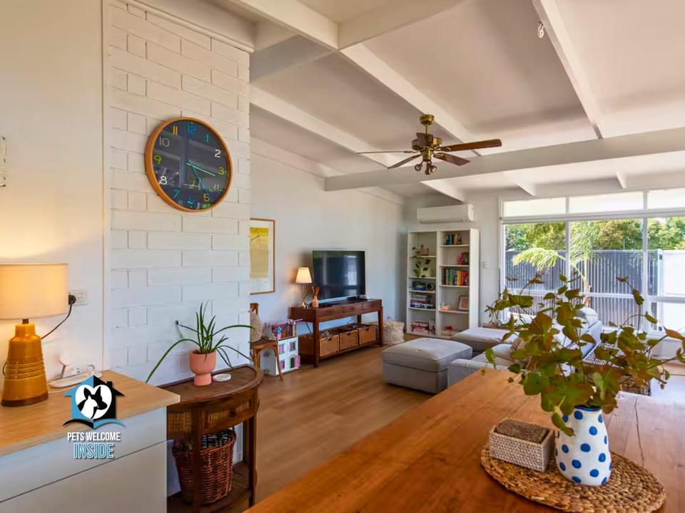Retro Coastal Retreat with Vintage Style Sleeps 7 House in Port Elliot