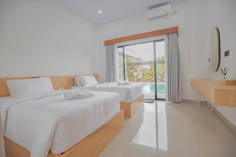 Bed, Photo of the whole room, Bedroom, towels, air conditioner