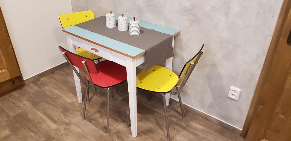 Kitchen or kitchenette, Seating area, Dining area