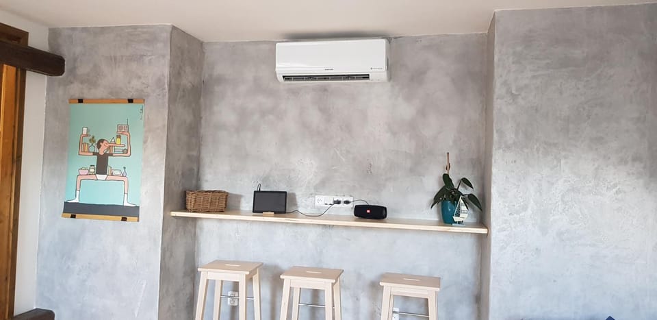 Seating area, Bedroom, air conditioner