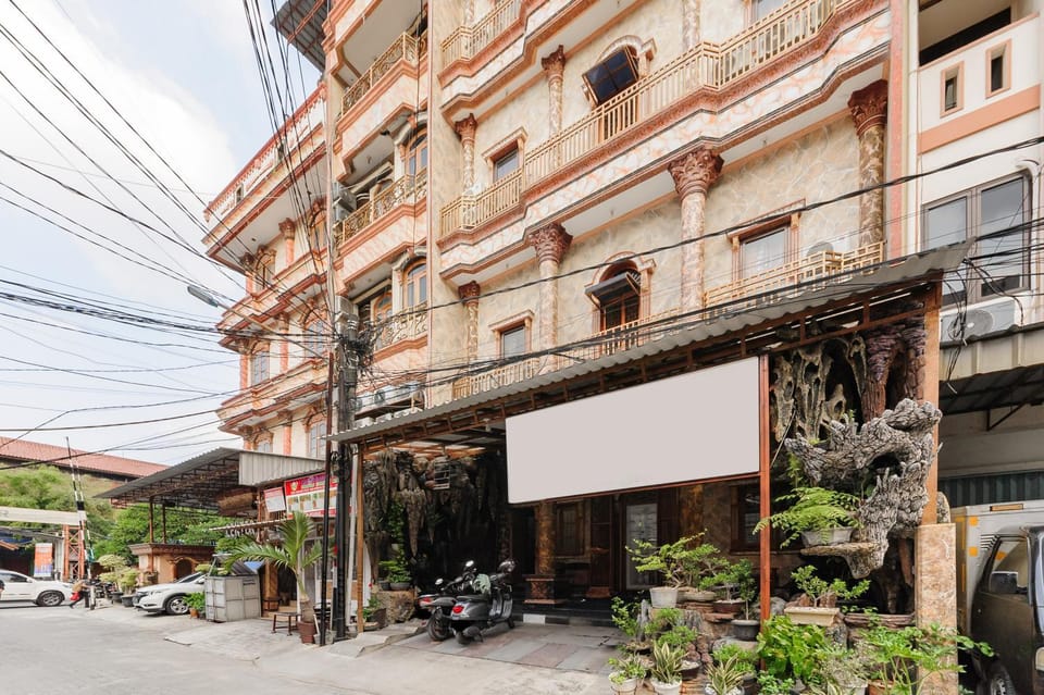 Facade/entrance