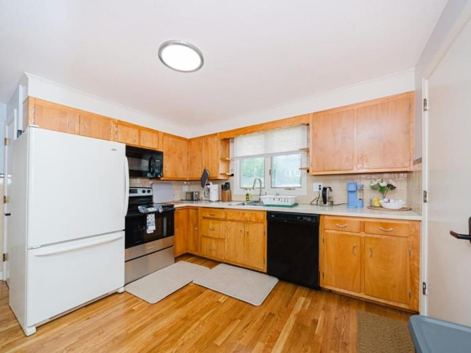 Cozy & Private 4BR Randolph Home - Near I-93 & Route - Pet-Friendly 17 Apartment in Middlesex County