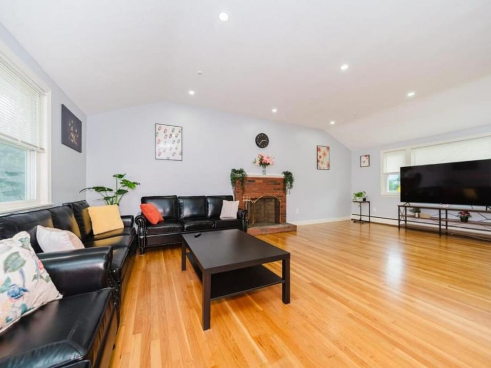 Cozy & Private 4BR Randolph Home - Near I-93 & Route - Pet-Friendly 17 Apartment in Middlesex County