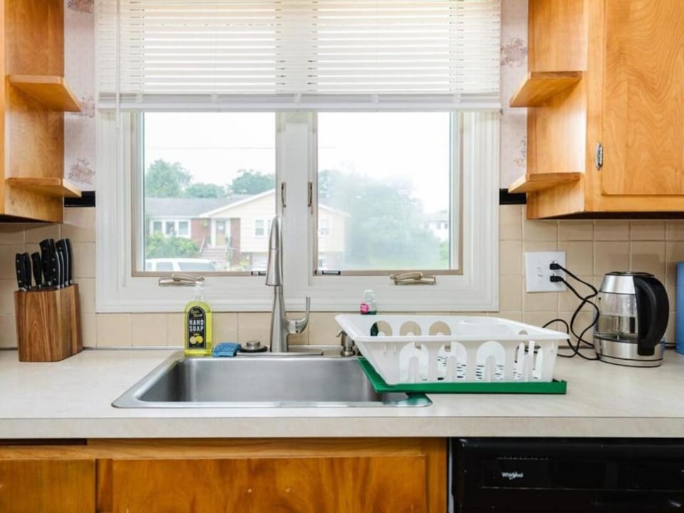 Cozy & Private 4BR Randolph Home - Near I-93 & Route - Pet-Friendly 17 Apartment in Middlesex County