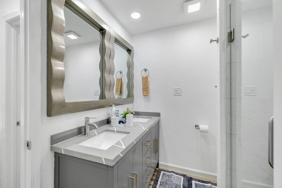 Shower, Bathroom, towels